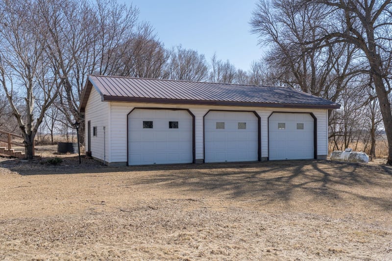 48057 165th St, Madelia, MN 56062
