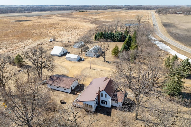 48057 165th St, Madelia, MN 56062