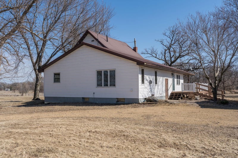 48057 165th St, Madelia, MN 56062