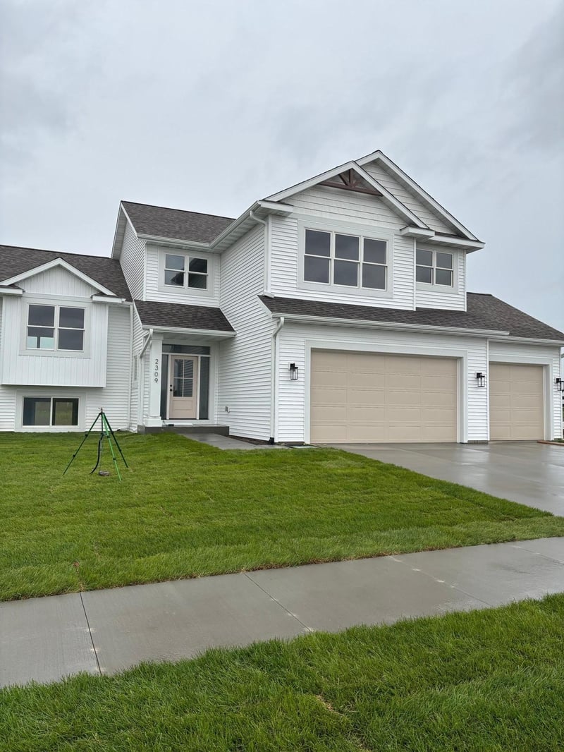 2309 Elk Run Dr SE, Pine Island, MN 55963