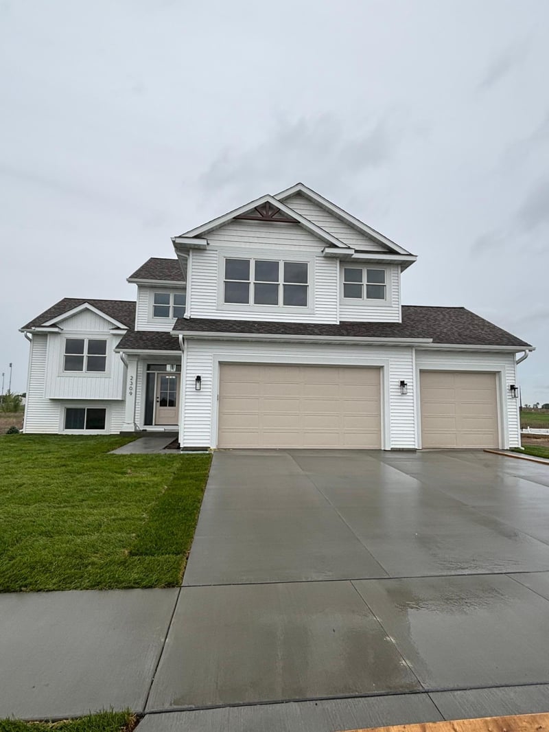 2309 Elk Run Dr SE, Pine Island, MN 55963