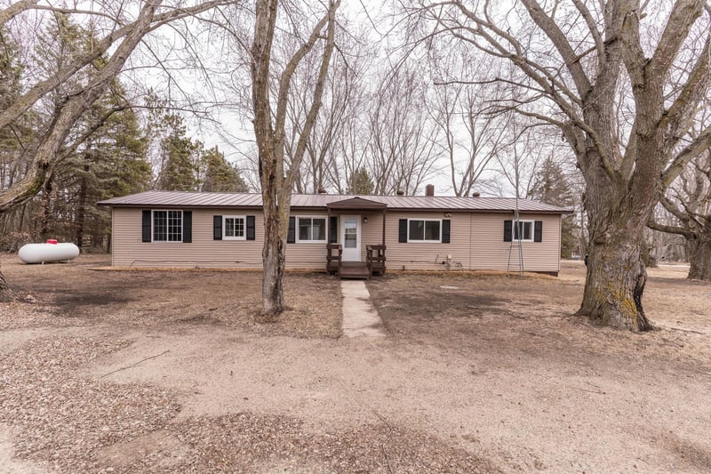 21422 354th St, Clarissa, MN 56440