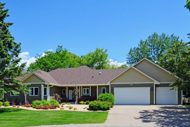 7734 44th St N, Oakdale, MN 55128