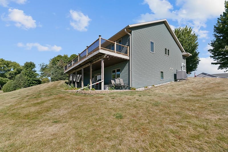 252 Oak Dr, Eagle Lake, MN 56024