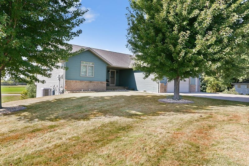 252 Oak Dr, Eagle Lake, MN 56024