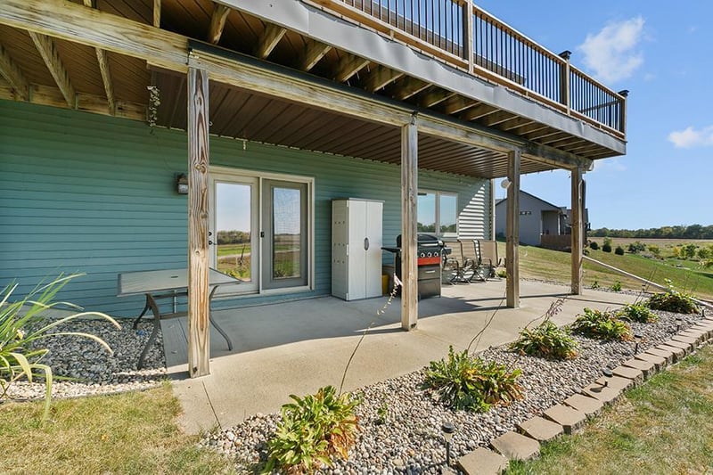252 Oak Dr, Eagle Lake, MN 56024