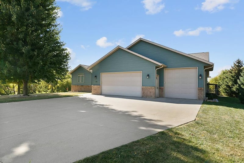 252 Oak Dr, Eagle Lake, MN 56024