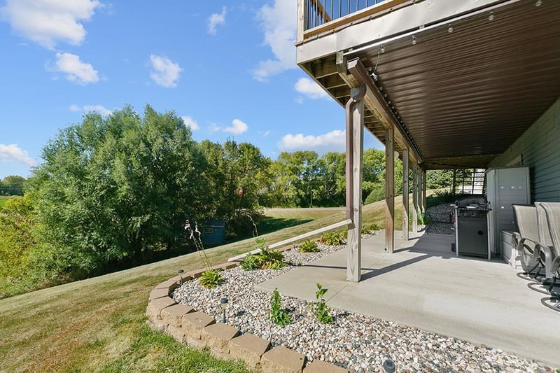 252 Oak Dr, Eagle Lake, MN 56024
