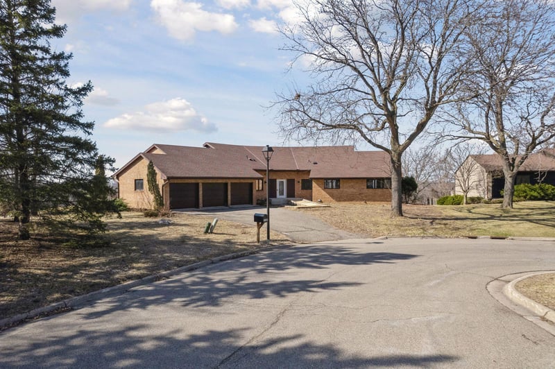3108 Foxpoint Cir, Burnsville, MN 55337