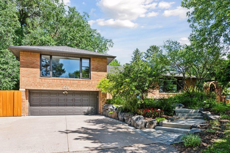209 Ottawa Ave S, Golden Valley, MN 55416