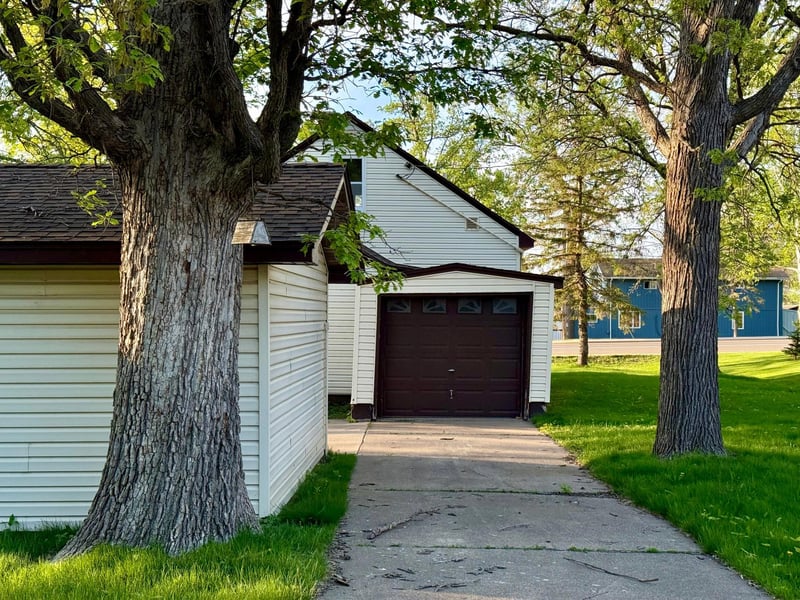685 Main St W, Isle, MN 56342