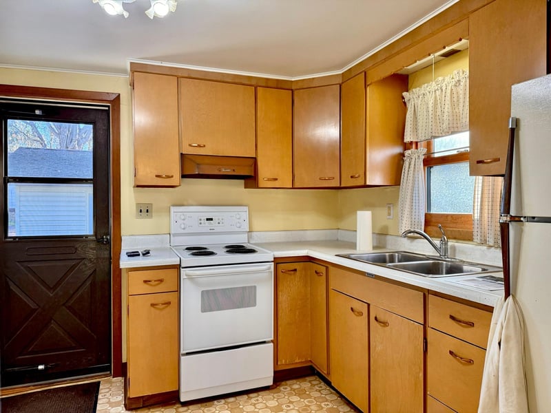 685 Main St W, Isle, MN 56342