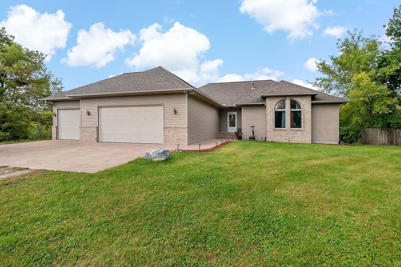 8536 275th St, Chisago City, MN 55013