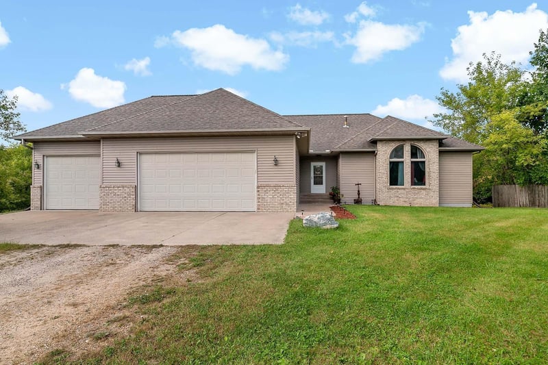 8536 275th St, Chisago City, MN 55013