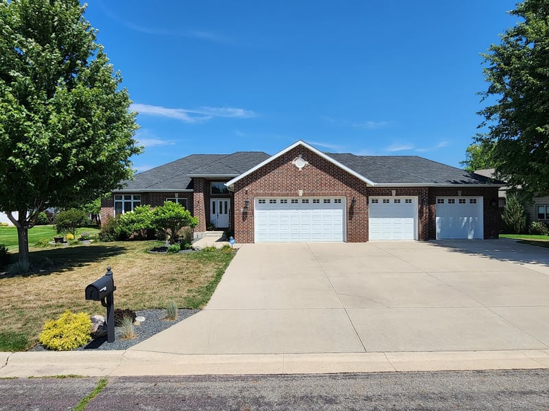 1808 Creekside Dr NE, Owatonna, MN 55060