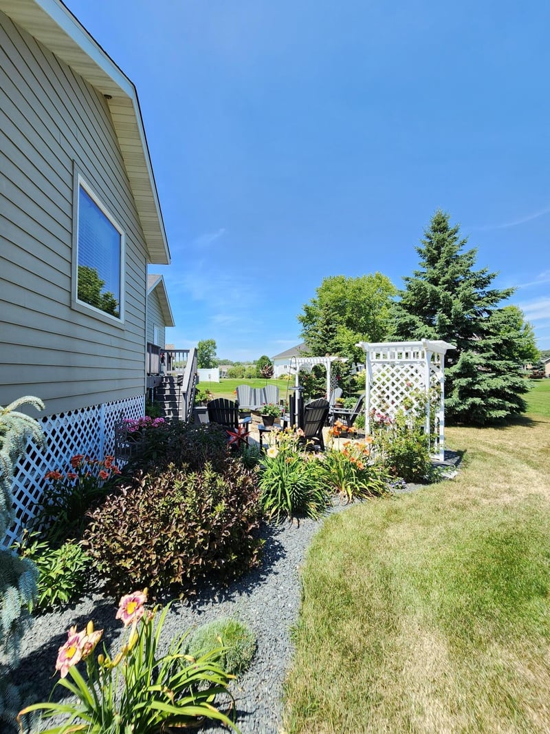 1808 Creekside Dr NE, Owatonna, MN 55060