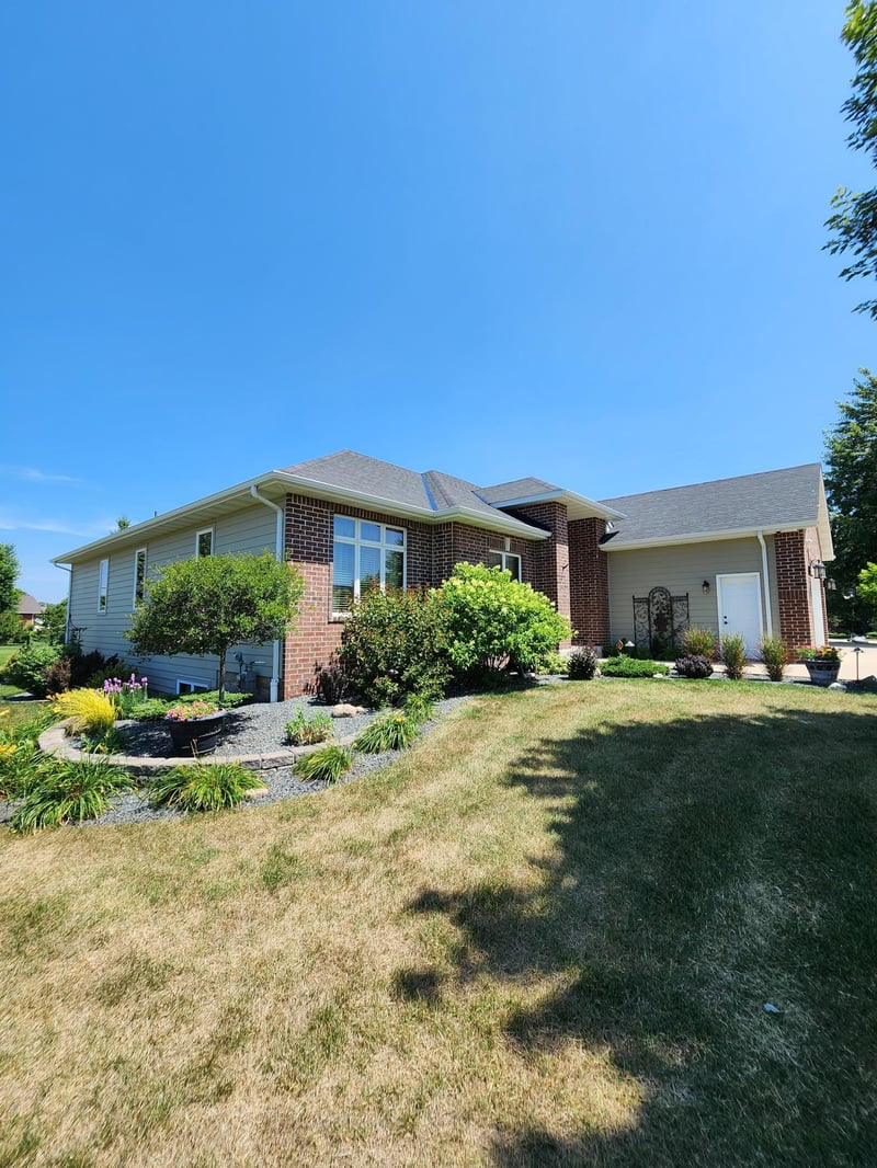 1808 Creekside Dr NE, Owatonna, MN 55060