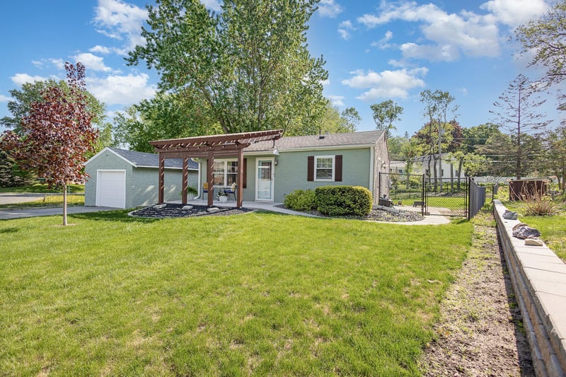 1060 Esther Ln, Mendota Heights, MN 55118