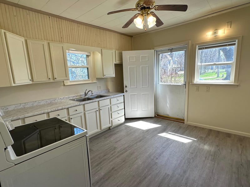 208 E Frederick St, Le Roy, MN 55951