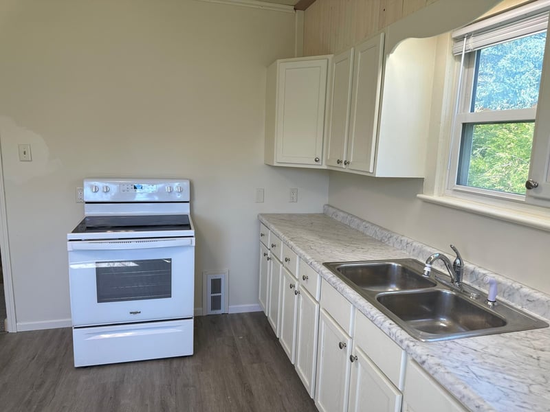 208 E Frederick St, Le Roy, MN 55951