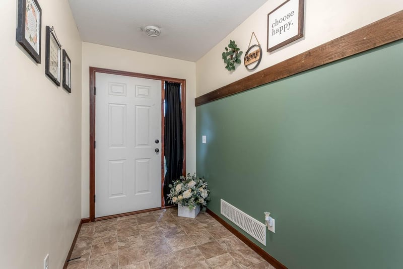 665 Tomahawk Ct, Madison Lake, MN 56063