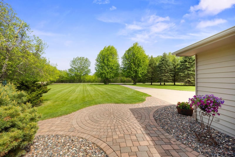 6595 Belle St, Loretto, MN 55357