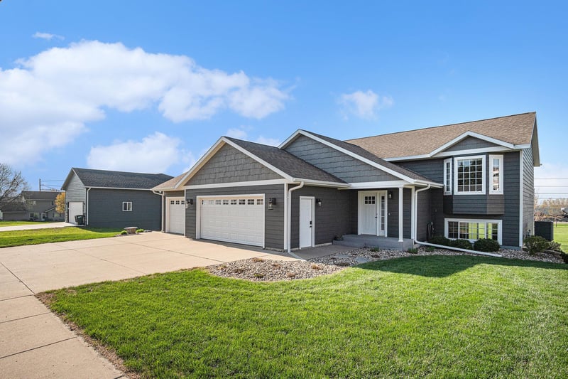 1106 Cherry Dr, Luverne, MN 56156