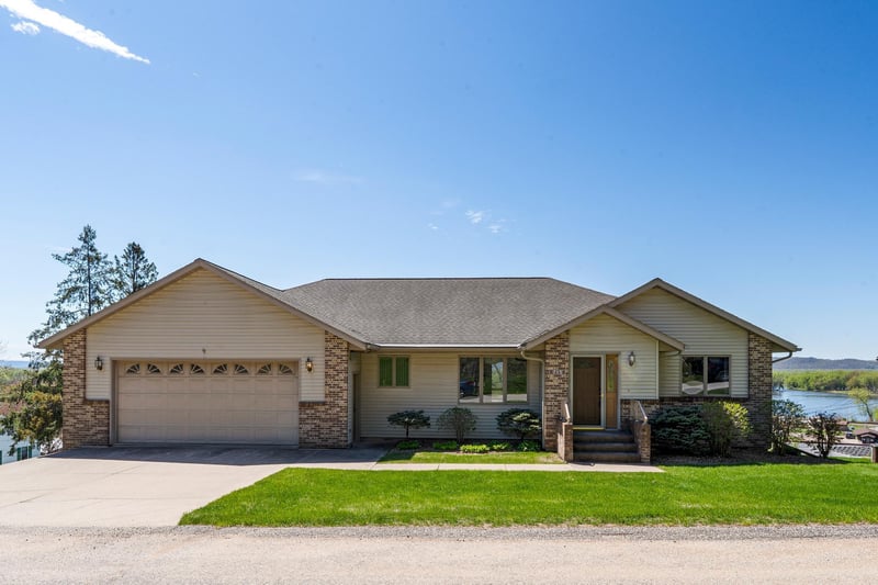 715 S Hill St, Fountain City, WI 54629