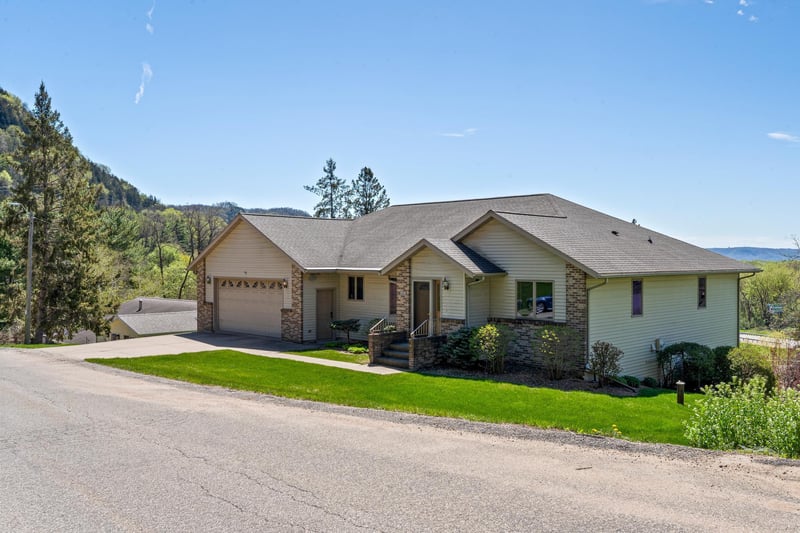 715 S Hill St, Fountain City, WI 54629