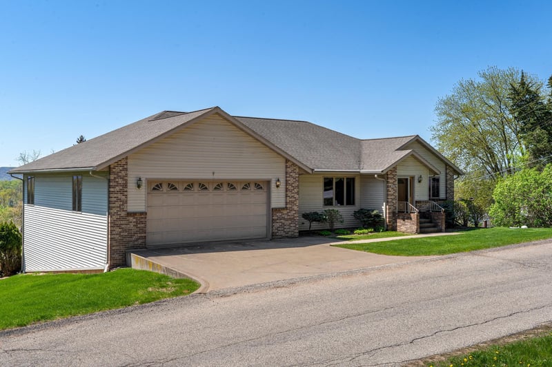 715 S Hill St, Fountain City, WI 54629