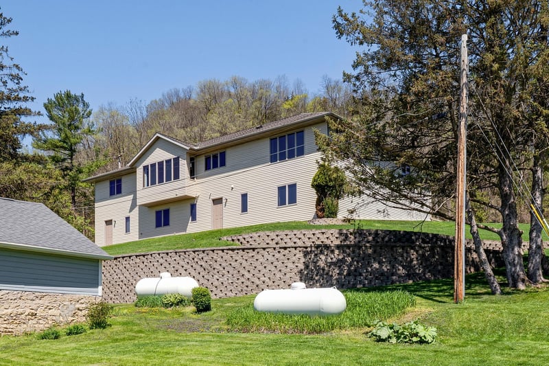 715 S Hill St, Fountain City, WI 54629