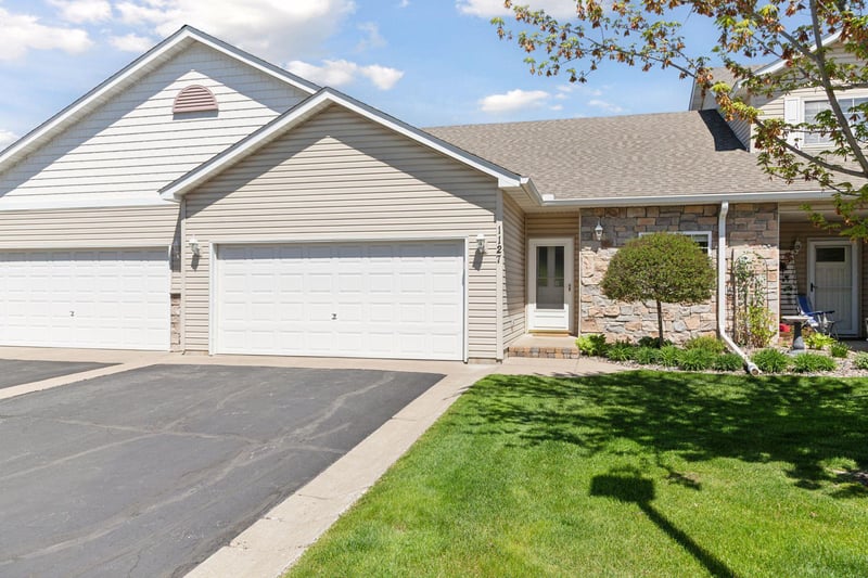 1127 Iris Dr, White Bear Twp, MN 55127