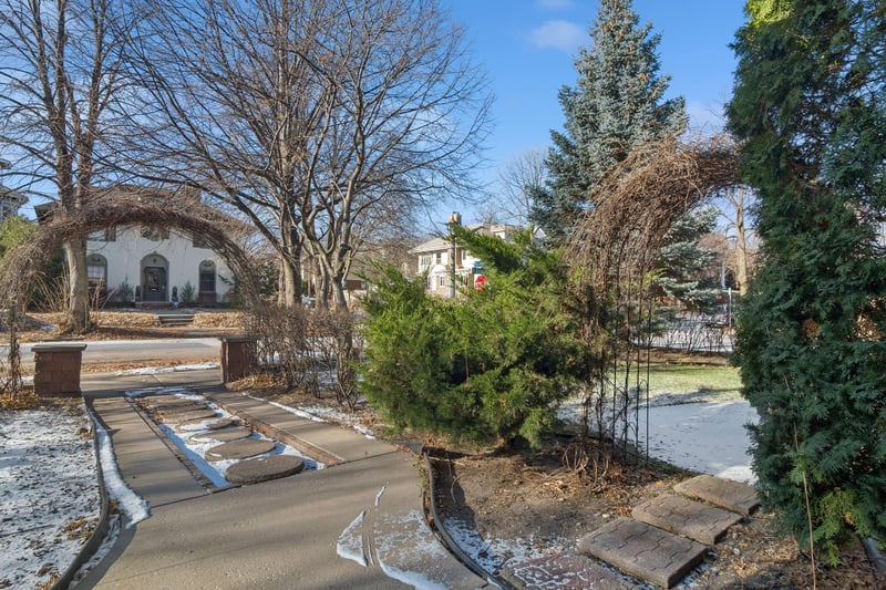 1121 Douglas Ave, Minneapolis, MN 55403