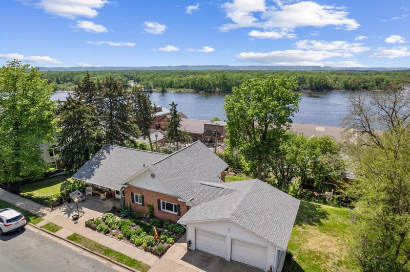 304 S 2nd St, Alma, WI 54610