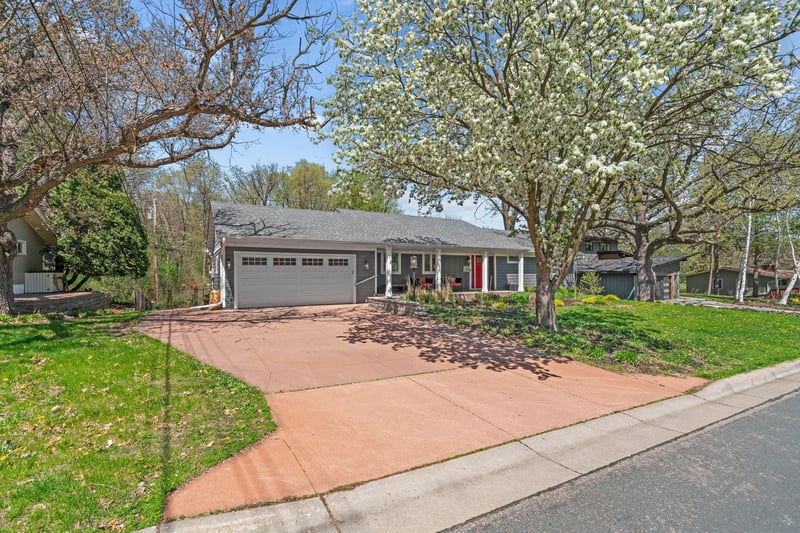 1813 Gramsie Rd, Arden Hills, MN 55112