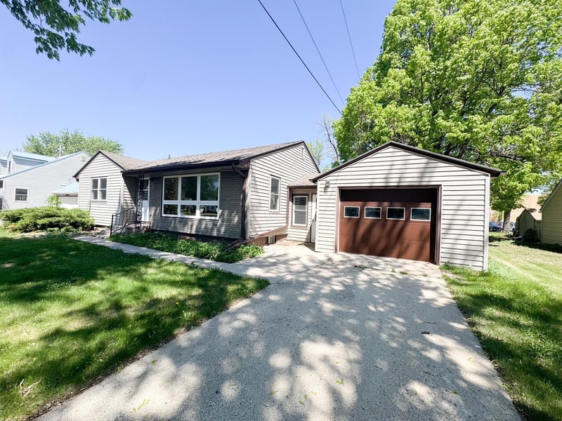 406 4th St NW, Fulda, MN 56131