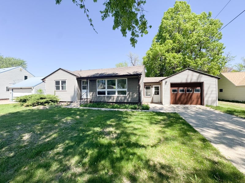406 4th St NW, Fulda, MN 56131