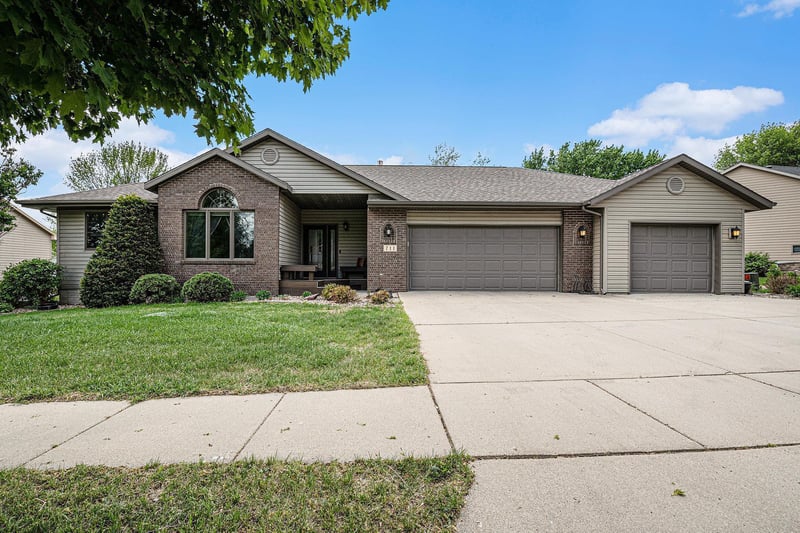 711 Britz Dr, Luverne, MN 56156