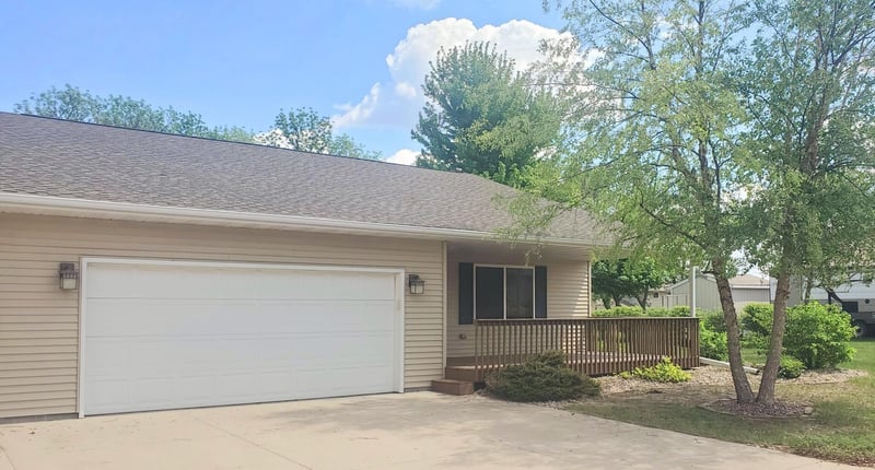 413 River Bluff Dr, Windom, MN 56101