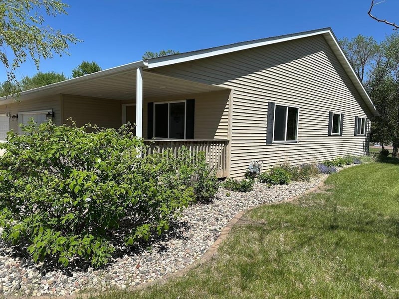 413 River Bluff Dr, Windom, MN 56101