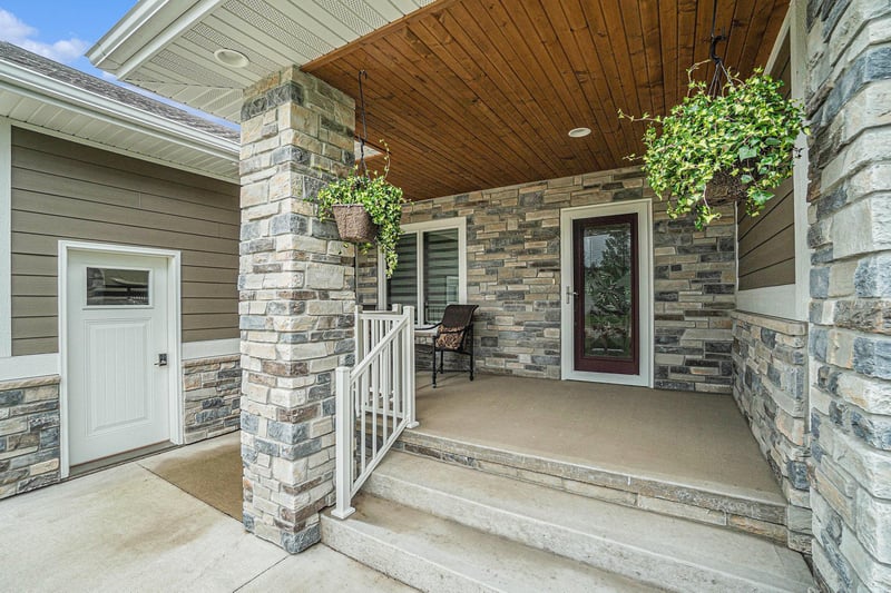 306 E Veterans Dr, Luverne, MN 56156