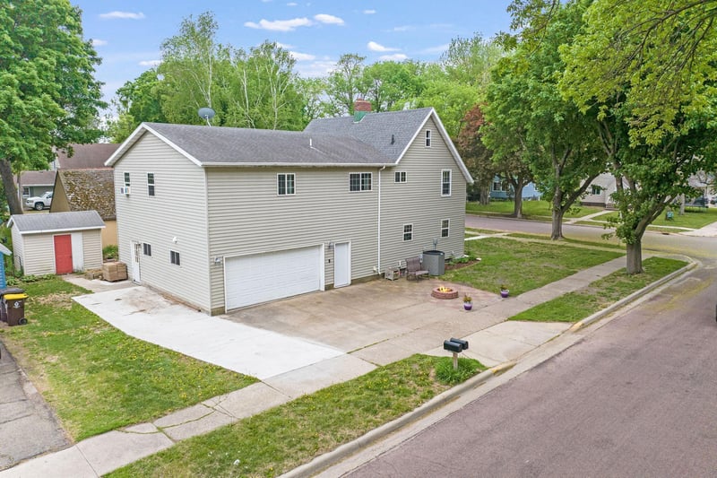 114 N 3rd Ave E, Truman, MN 56088