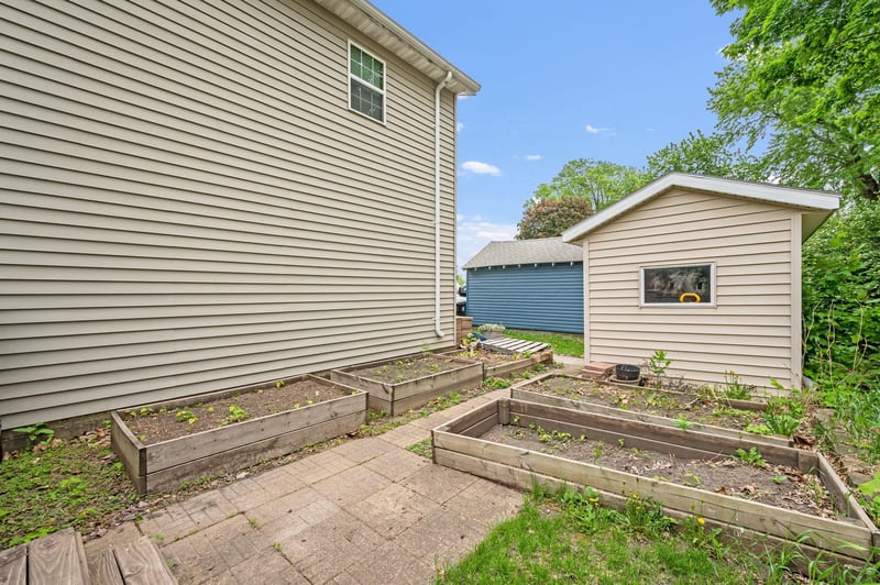 114 N 3rd Ave E, Truman, MN 56088
