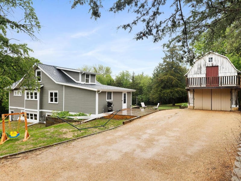 601 Kingsway Dr, Le Sueur, MN 56058
