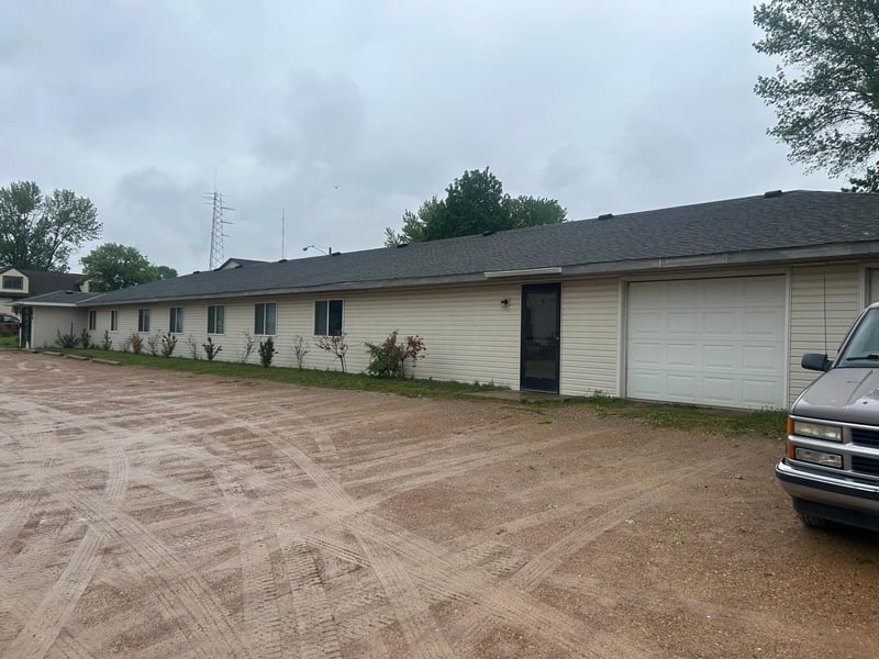 2020 9th St E, Glencoe, MN 55336