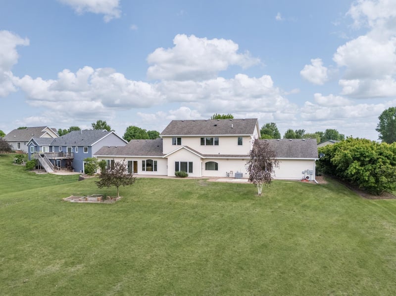 673 W River Dr, New London, MN 56273