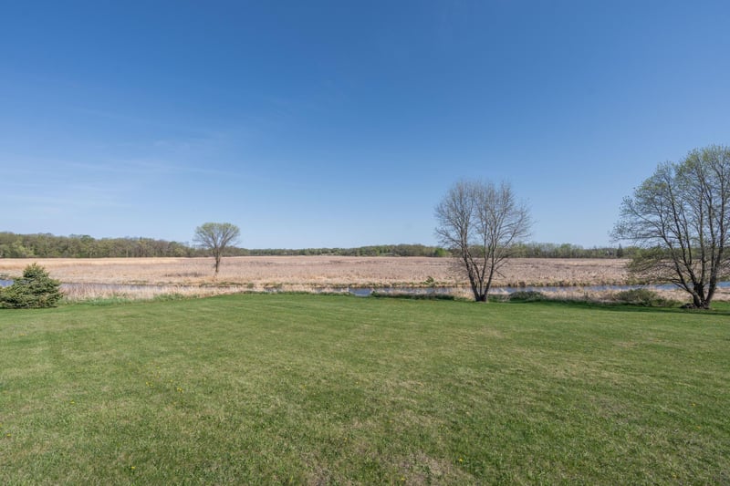 673 W River Dr, New London, MN 56273