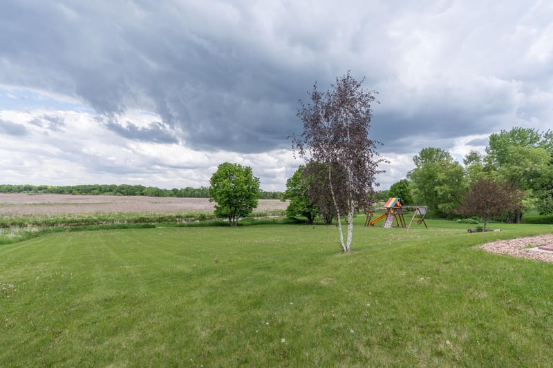 673 W River Dr, New London, MN 56273