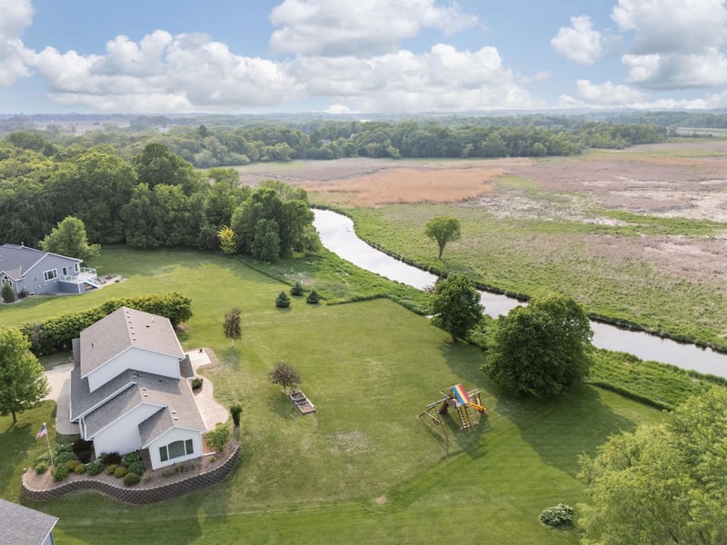 673 W River Dr, New London, MN 56273
