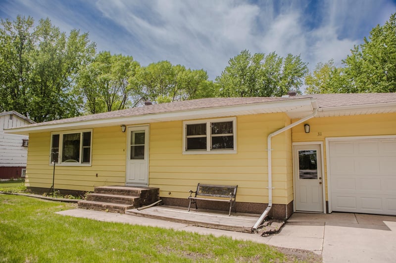311 2nd St E, Chokio, MN 56221